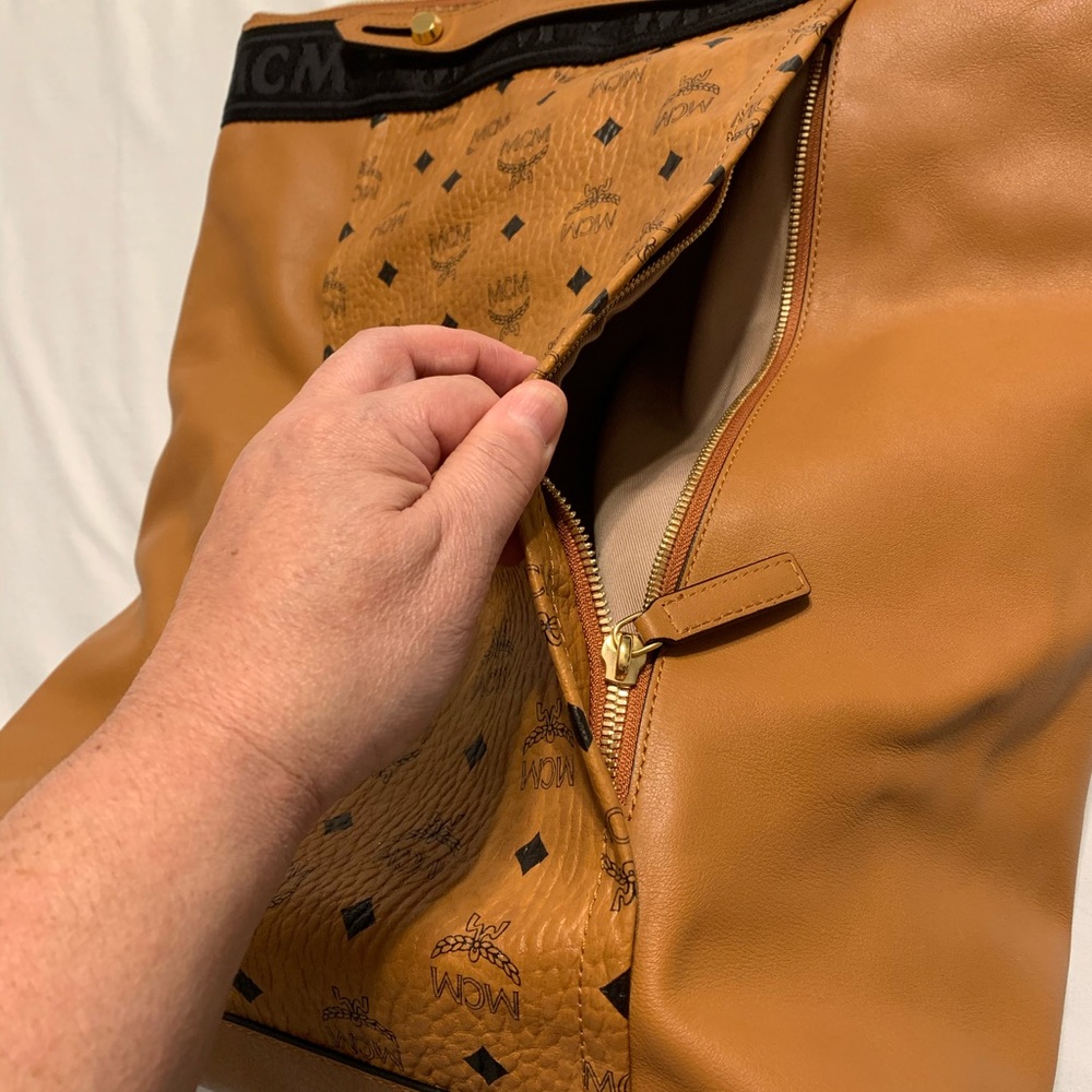 MCM backpack ( LG size ) - Picture 4 of 13